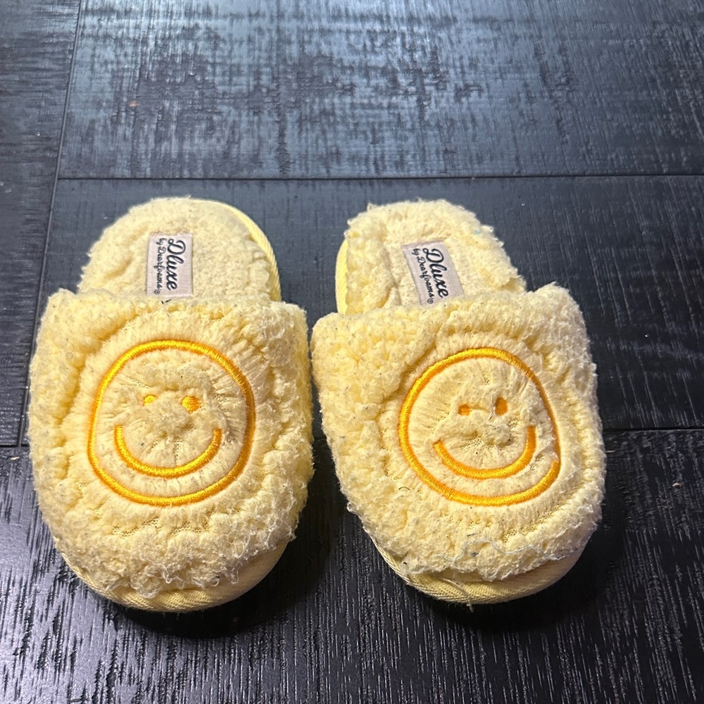 Dearfoams Yellow Slippers with Textured Soles